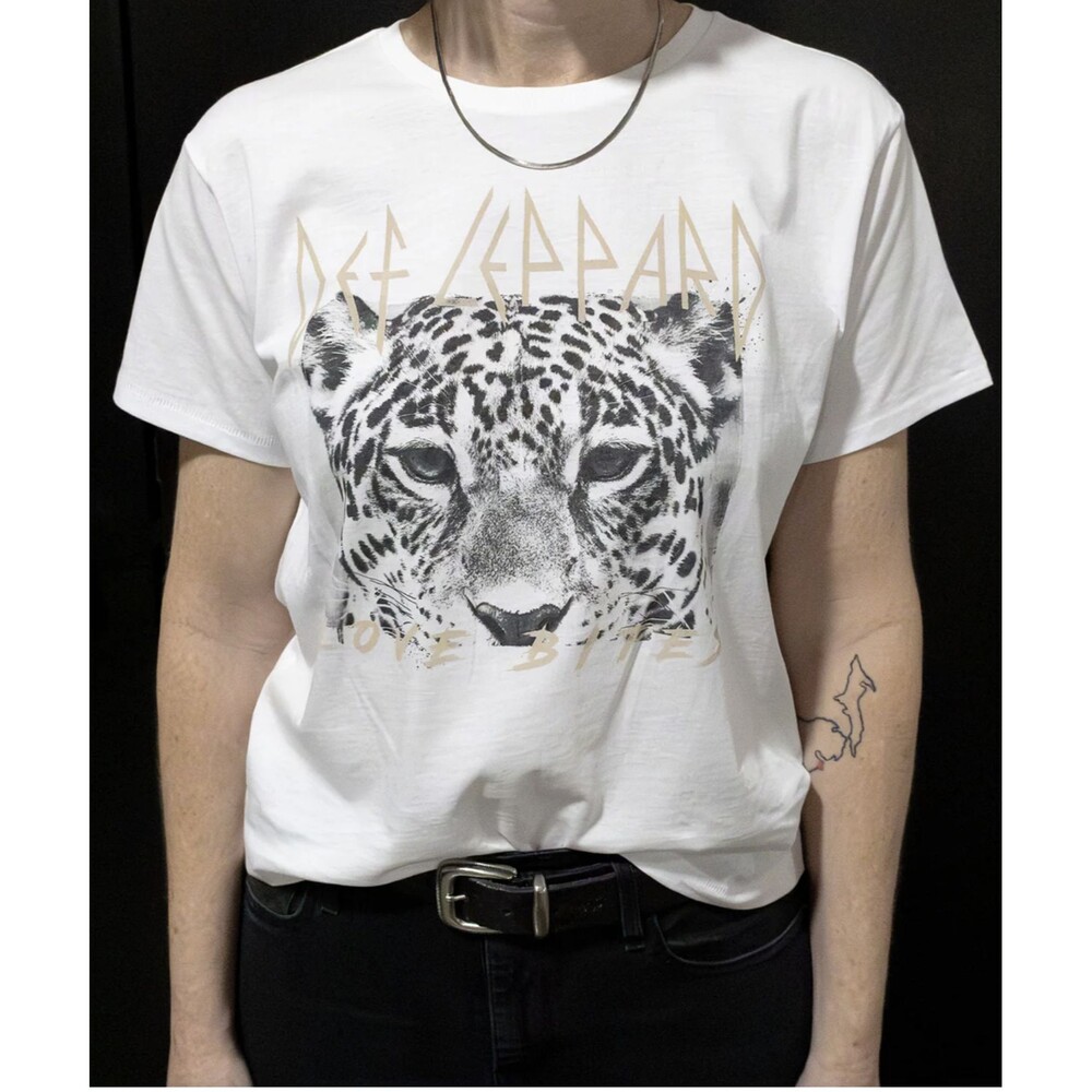 Goodie Two Sleeves Def Leppard Love Bites Womens Baby Tee White Size L NWT